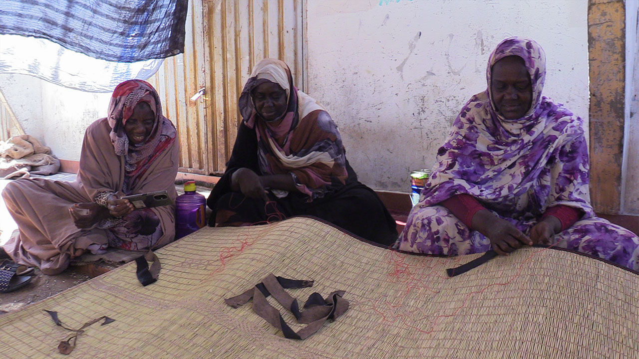 Mauritanie : après la pandémie, les tresseuses de nattes traditionnelles reprennent de l’ouvrage