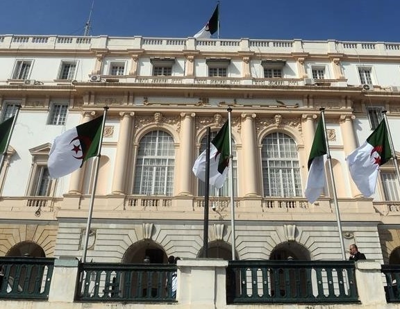 Trois banques algériennes seront ouvertes en France, en Mauritanie et au Sénégal