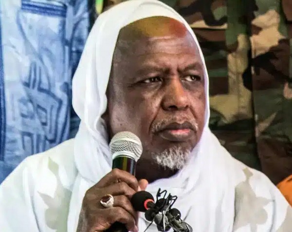 Depuis la Mauritanie, l’imam Mahmoud Dicko appelle à «dialoguer pour mettre fin au bain de sang» dans son pays