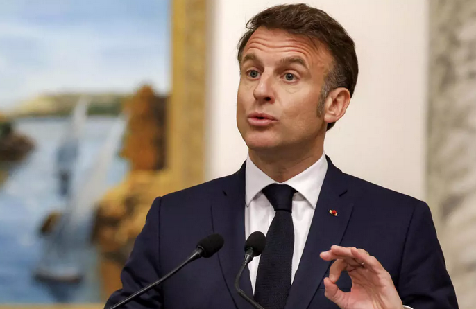 Depuis l'Égypte, Macron rejette tout 