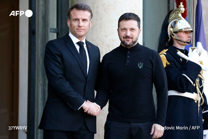Emmanuel Macron annonce une aide militaire supplémentaire de 2 milliards d'euros pour l'Ukraine 