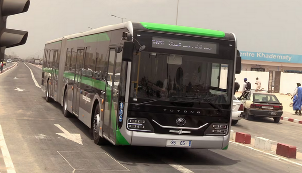 Mauritanie: les vieux taxis «tout droit» résistent aux flambant neuf bus à haut niveau de service