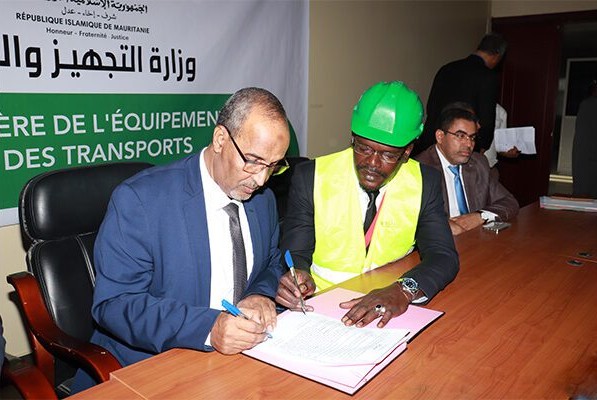 Signature d'une convention permettant le règlement définitif du problème des dockers du port de l’Amitié