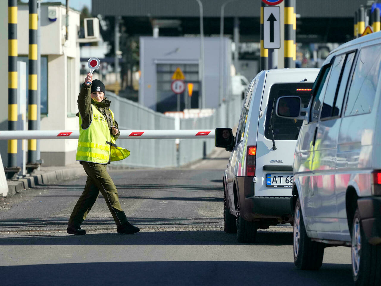 Ukraine : les Bourses mondiales dégringolent, pétrole et métaux flambent