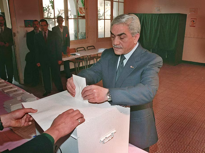 L'ancien président algérien Liamine Zeroual est mort à 84 ans